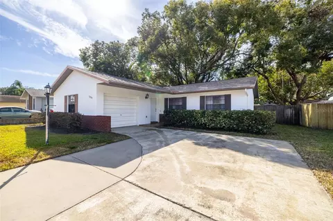 1054 Oakwood Dr, Dunedin, FL 34698