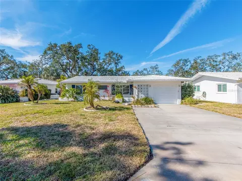 9290 141st St, Seminole, FL 33776