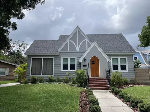 2327 Woodlawn Cir E, Saint Petersburg, FL 33704