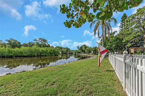 964 67th St S, Saint Petersburg, FL 33707