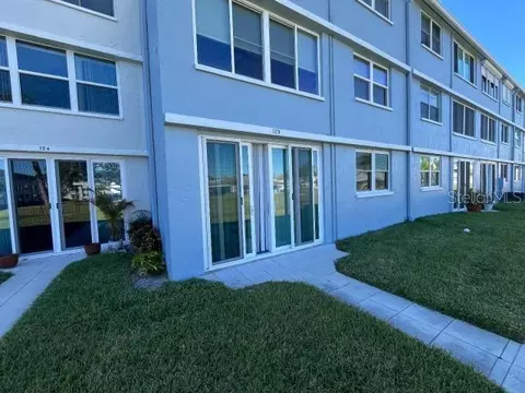 4715 Bay St NE #123, Saint Petersburg, FL 33703