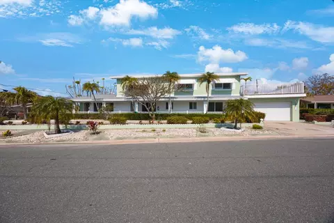 11485 2nd St E, Treasure Island, FL 33706
