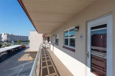 3010 59th St S #303, Gulfport, FL 33707