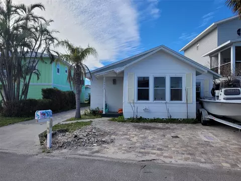 13412 2nd St E, Madeira Beach, FL 33708