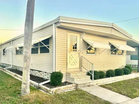 2000 E Bay Dr #90, Largo, FL 33771
