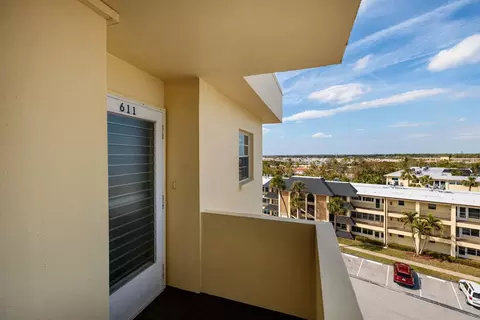 4650 Cove Cir #611, Saint Petersburg, FL 33708