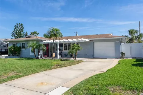 553 E Lake Dr, Largo, FL 33771
