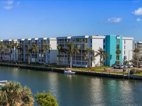 4900 38th Way S #304, Saint Petersburg, FL 33711