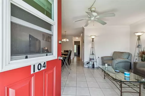 8425 112th St #104, Seminole, FL 33772