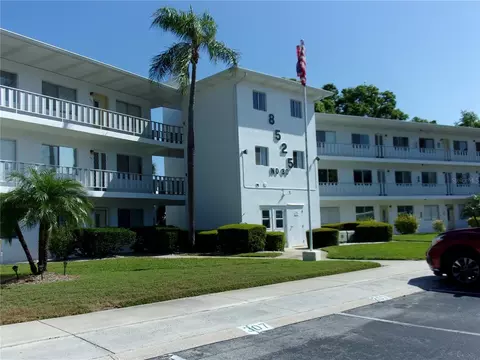 8525 111th St #210, Seminole, FL 33772