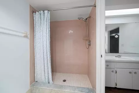 Bath - 700 Starkey Rd #1111, Largo, FL 33771 photo 3 of 5