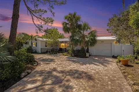 2401 S Shore Dr SE, Saint Petersburg, FL 33705
