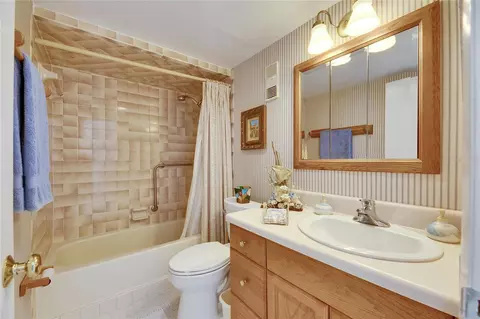Bath - 1 Key Capri #604W, Treasure Island, FL 33706 photo 1 of 4