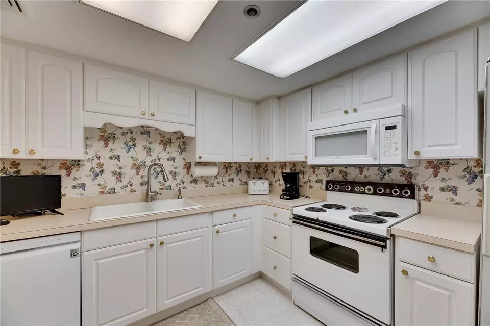 Kitchen - 1 Key Capri #604W, Treasure Island, FL 33706 photo 2 of 5