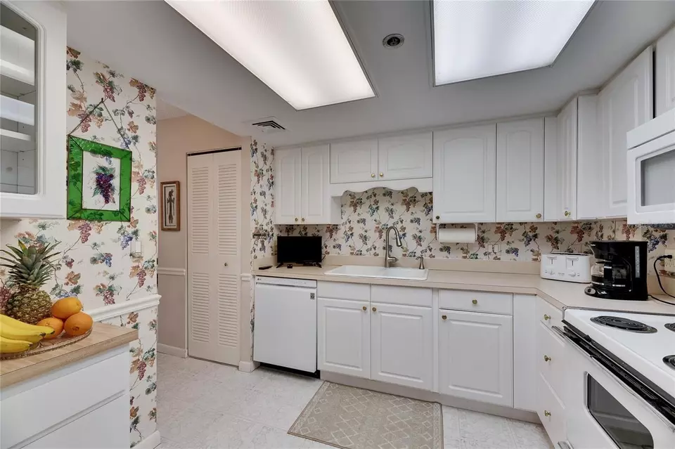 Kitchen - 1 Key Capri #604W, Treasure Island, FL 33706 photo 4 of 5