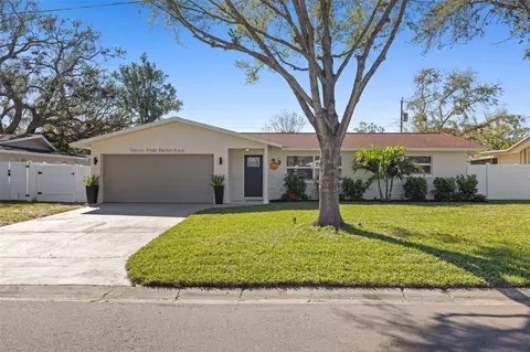 2324 Middlecoff Dr, Dunedin, FL 34698