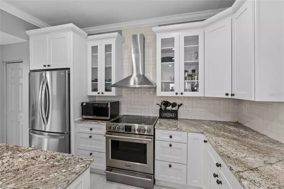 Kitchen - 15618 Shoal Creek Pl, Odessa, FL 33556 photo 4 of 7