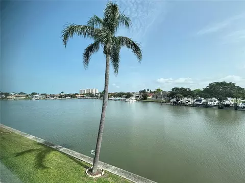 5935 30th Ave S #204, Gulfport, FL 33707