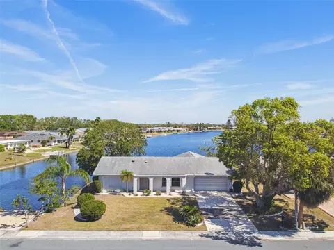 1735 Flamingo Ln, Sun City Center, FL 33573