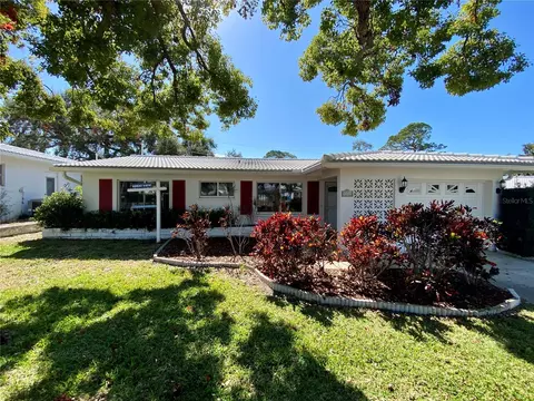 9082 141st St, Seminole, FL 33776