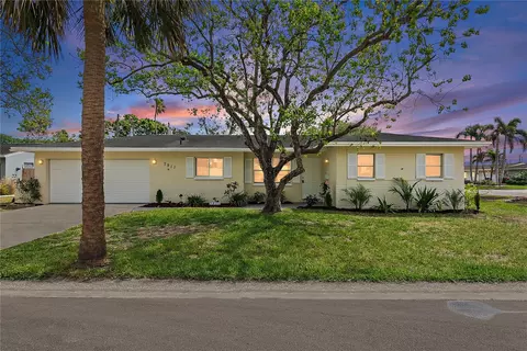 7911 N 2nd Way N, Saint Petersburg, FL 33702