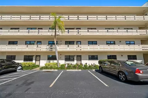 6070 80th St N #104, Saint Petersburg, FL 33709