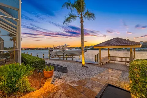 5812 Mariners Watch Dr, Tampa, FL 33615