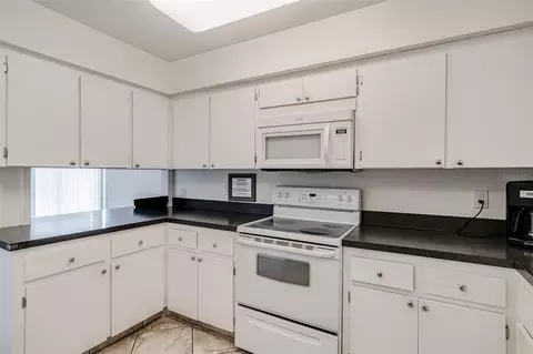 Kitchen - 147 Bluff View Dr #206, Belleair Bluffs, FL 33770 photo 4 of 4