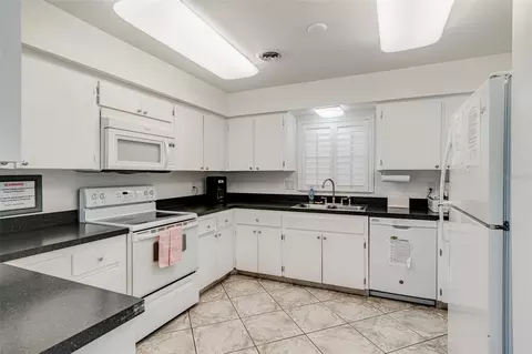 Kitchen - 147 Bluff View Dr #206, Belleair Bluffs, FL 33770 photo 3 of 4