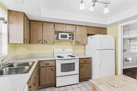 Kitchen - 147 Bluff View Dr #206, Belleair Bluffs, FL 33770 photo 2 of 4