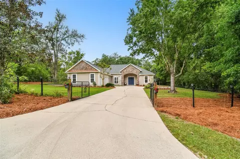 9801 Pine Leaf Ln, Dade City, FL 33525