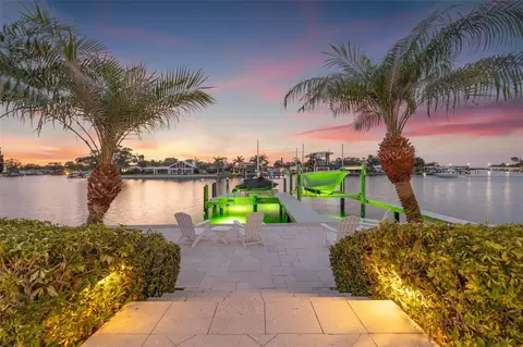 935 Eden Isle Dr NE, Saint Petersburg, FL 33704