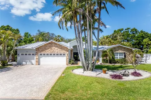 102 Crestwood Ln, Largo, FL 33770
