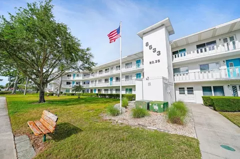 8533 110th St #207, Seminole, FL 33772