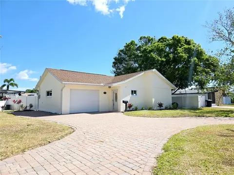 8719 Sunlit Cove Dr NE, Saint Petersburg, FL 33702