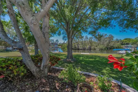 3133 Pineview Dr, Holiday, FL 34691