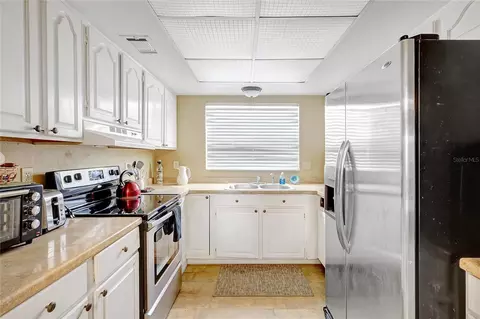 Kitchen - 2811 S Pines Dr #15, Largo, FL 33771 photo 2 of 3