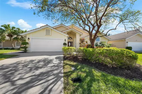 5290 White Sand Cir NE, Saint Petersburg, FL 33703