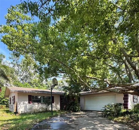 977 Gershwin Dr, Largo, FL 33771
