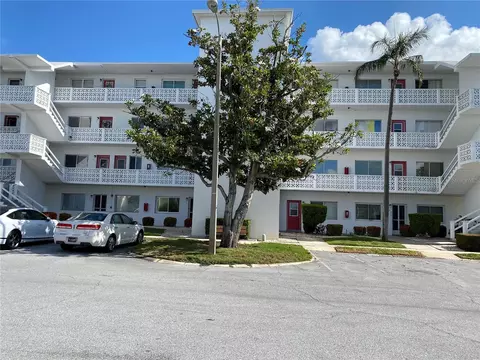 8055 112th St #406, Seminole, FL 33772