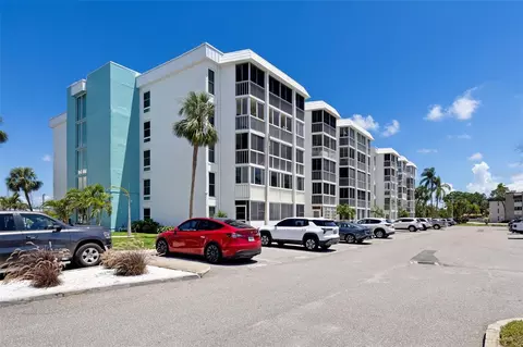 4908 38th Way S #206, Saint Petersburg, FL 33711