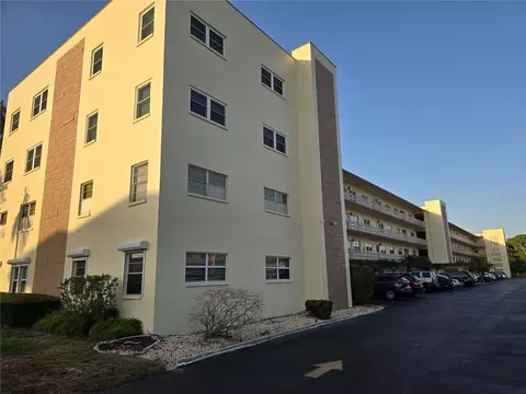 5705 80th St N #303, Saint Petersburg, FL 33709