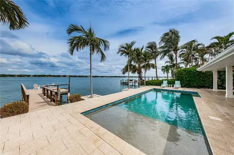 11145 9th St E, Treasure Island, FL 33706