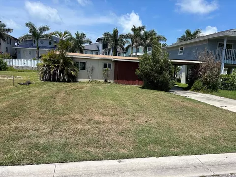 17610 1st St E, Redington Shores, FL 33708