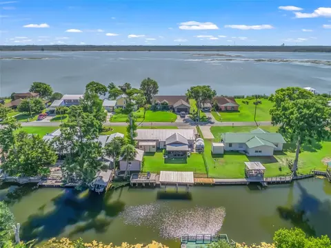 718 Cr 467, Lake Panasoffkee, FL 33538