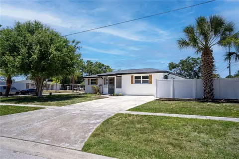 9097 Southern Comfort Dr, Largo, FL 33773