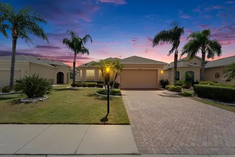1643 Emerald Dunes Dr, Sun City Center, FL 33573