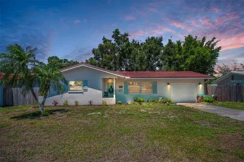 9952 111th St, Seminole, FL 33772