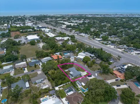 13514 Oval Dr W, Largo, FL 33774