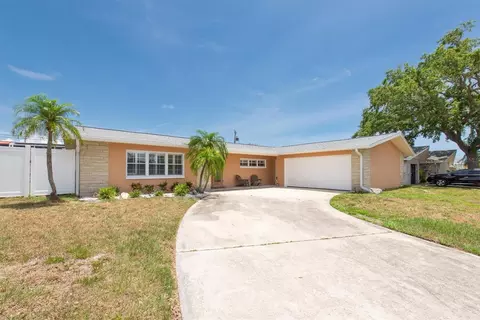 9591 Commodore Dr, Seminole, FL 33776